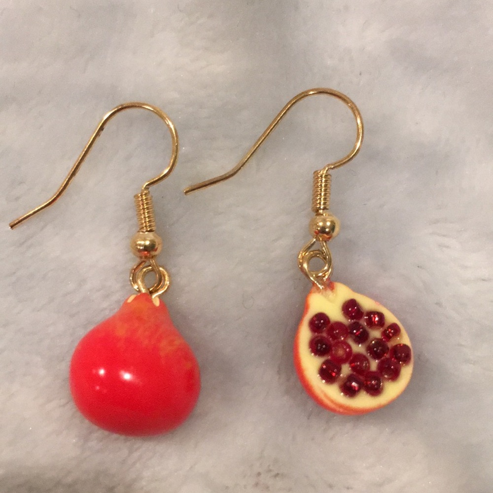 Pomegranate Fashion Novelty Pierced Earrings Gold Toned Alloy NWT 1” Dangle